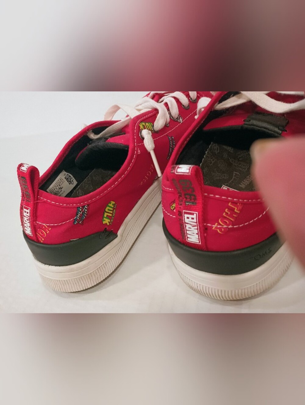 Toms Women’s Red Printed Low-Top Sneakers with White Soles Size 10W - Picture 13 of 13